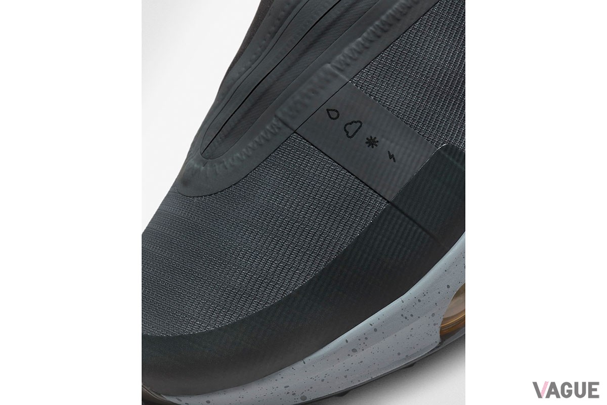 シューレース部を覆うアッパーデザインにより、靴内部への雨水の浸入をしっかり防ぐナイキの新作ゴルフシューズ「エア ズーム インフィニティ ツアー ネクスト％ シールド」