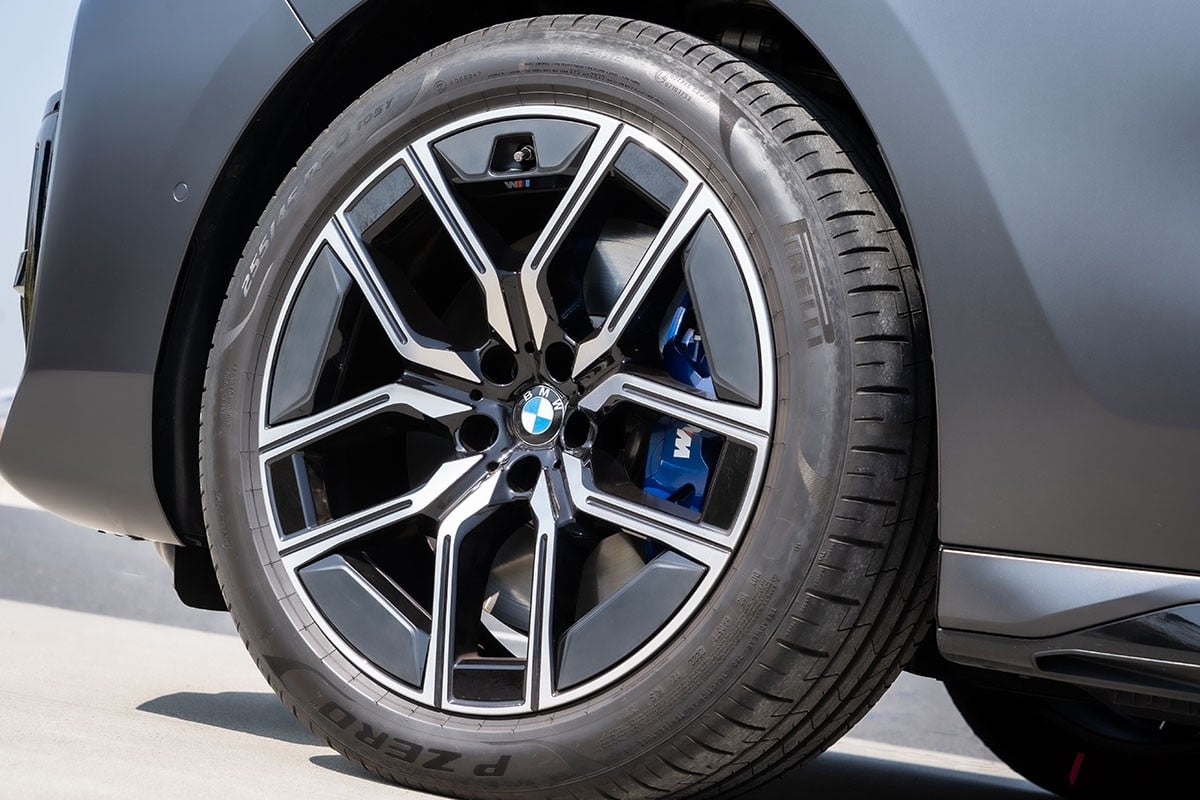 BMW新型「7シリーズ」。ディーゼル・ガソリンの内燃機関モデルのほか、EVの「i7」も用意する