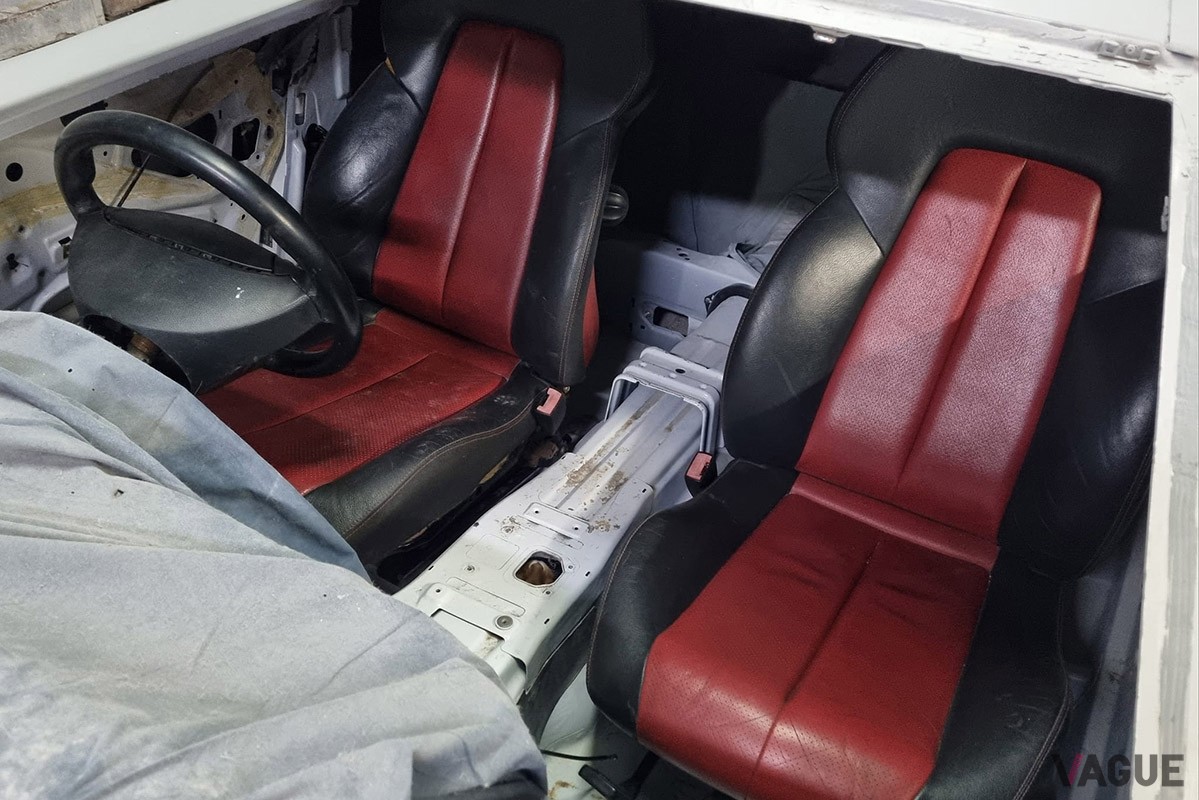 室内に「SLK」のシートがレイアウトされた様子（C）Facebook『Johan Ackermann』