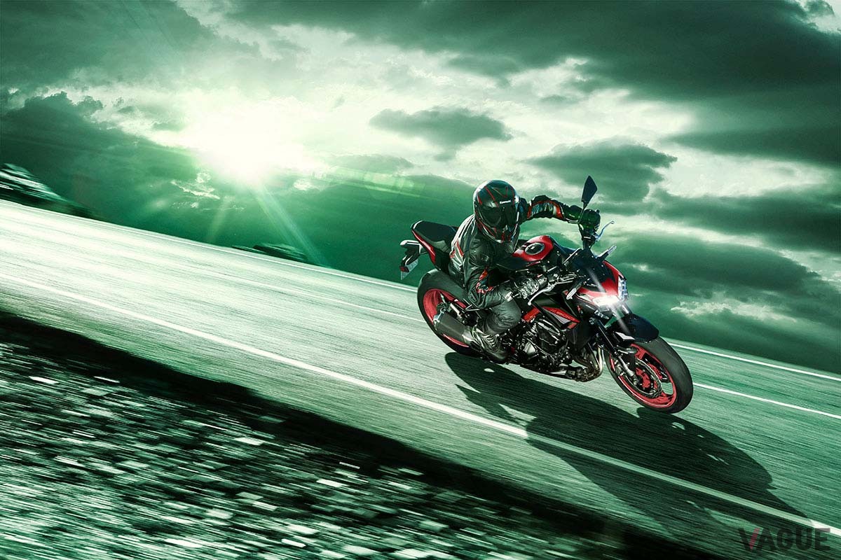キャンディパーシモンレッド×エボニーの新カラー＆グラフィックを採用したカワサキ「Z900」の2024年モデル