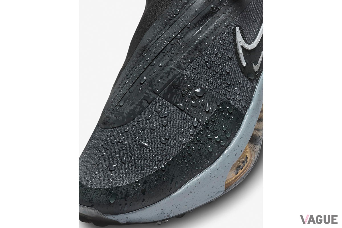 シューレース部を覆うアッパーデザインにより、靴内部への雨水の浸入をしっかり防ぐナイキの新作ゴルフシューズ「エア ズーム インフィニティ ツアー ネクスト％ シールド」