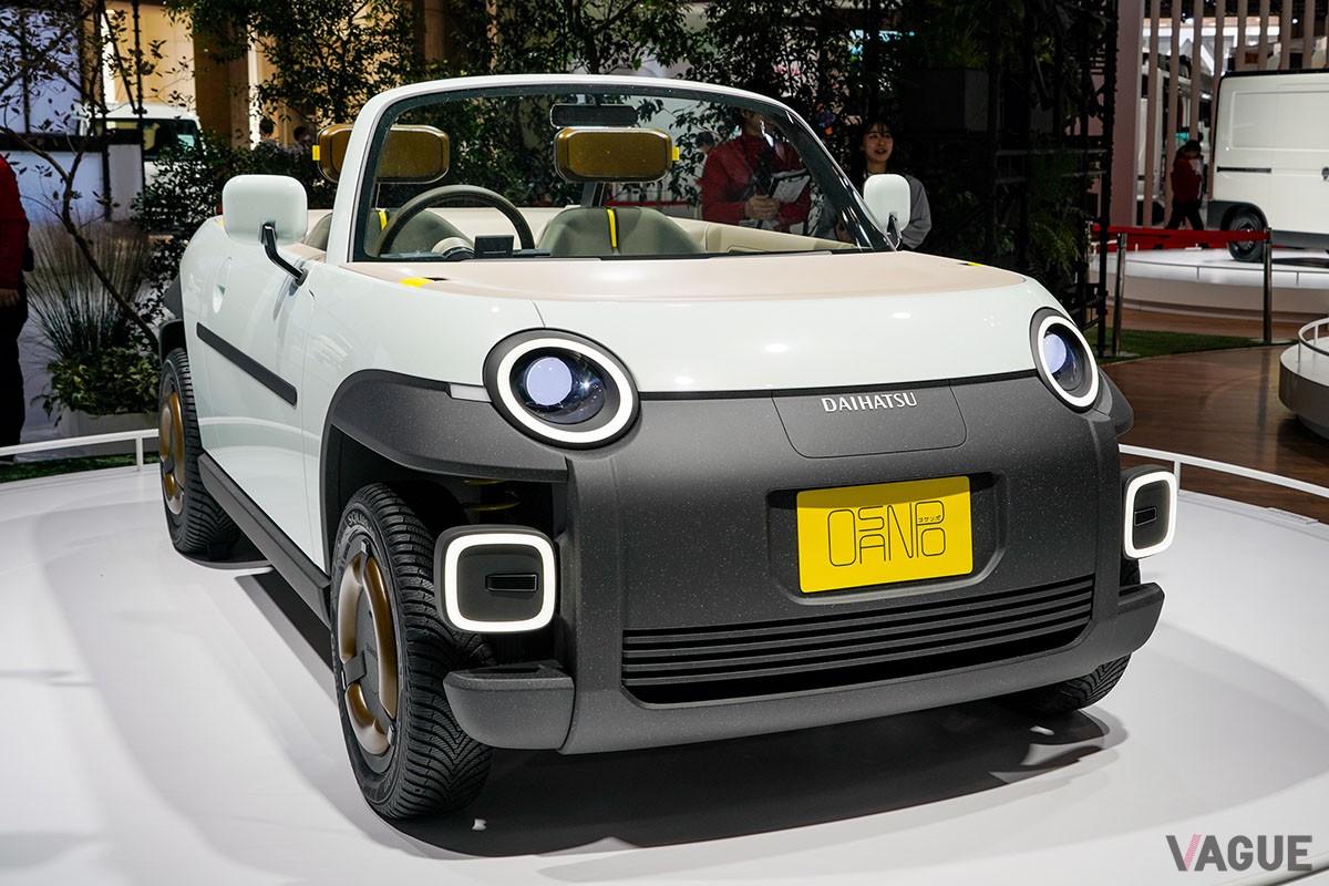 ジャパンモビリティショー2023で世界初公開されたダイハツの新発想オープンカー「オサンポ」
