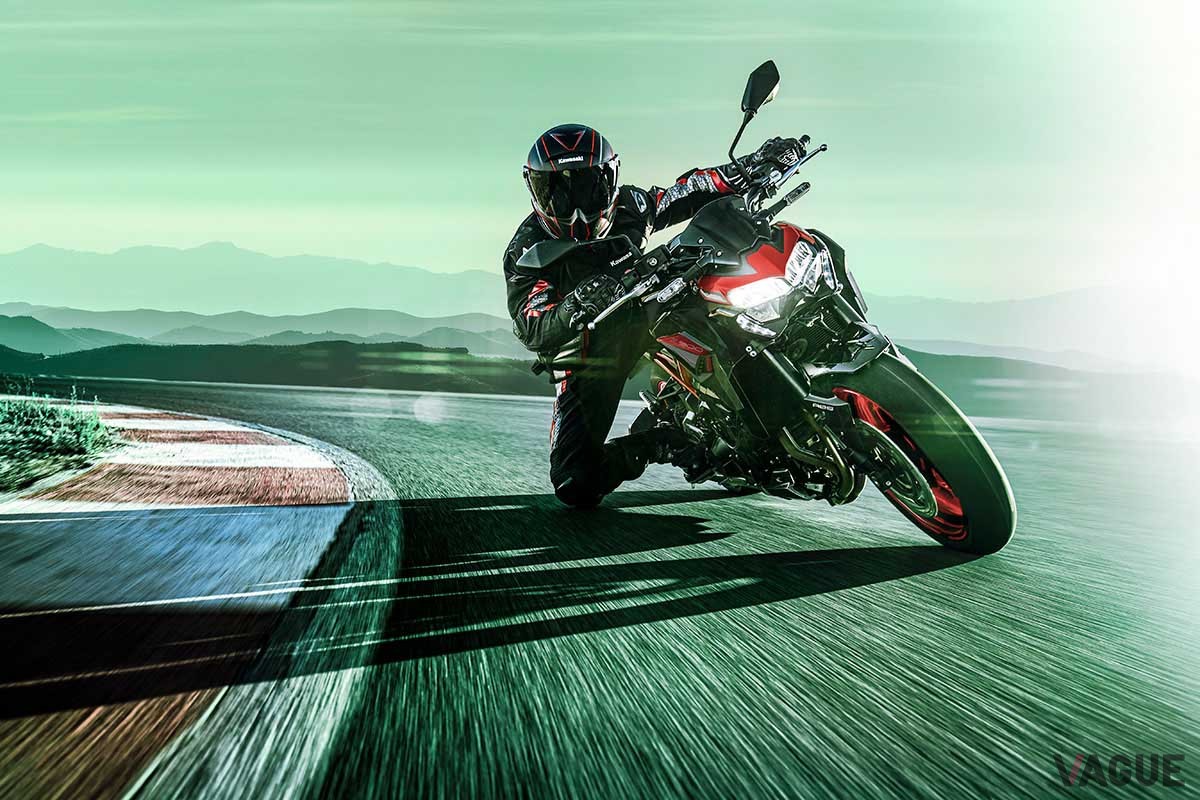 キャンディパーシモンレッド×エボニーの新カラー＆グラフィックを採用したカワサキ「Z900」の2024年モデル