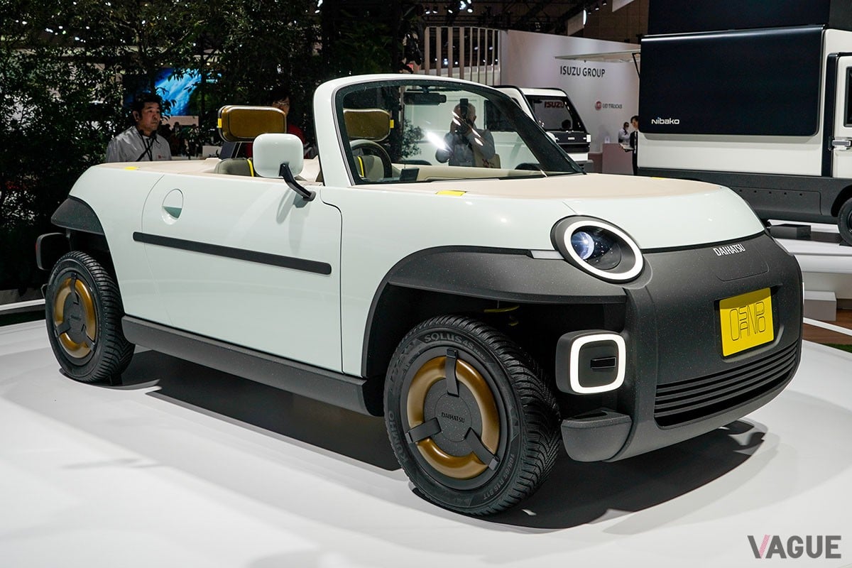 ジャパンモビリティショー2023で世界初公開されたダイハツの新発想オープンカー「オサンポ」