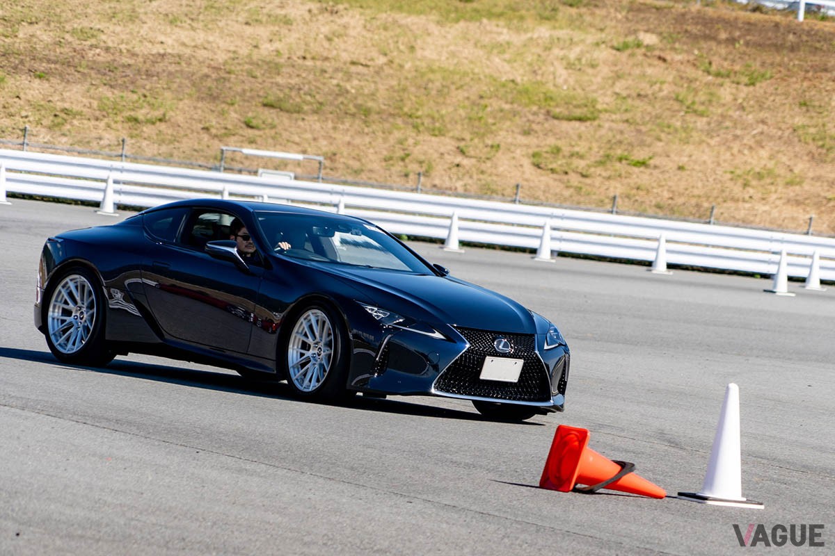 「LEXUS LC Performance Upgrade Package体験試乗会」では、レクサスがKINTO FACTORYを通じて提供するアップグレードサービスによる走りの変化をLCオーナーたちが富士スピードウェイで実際に体験