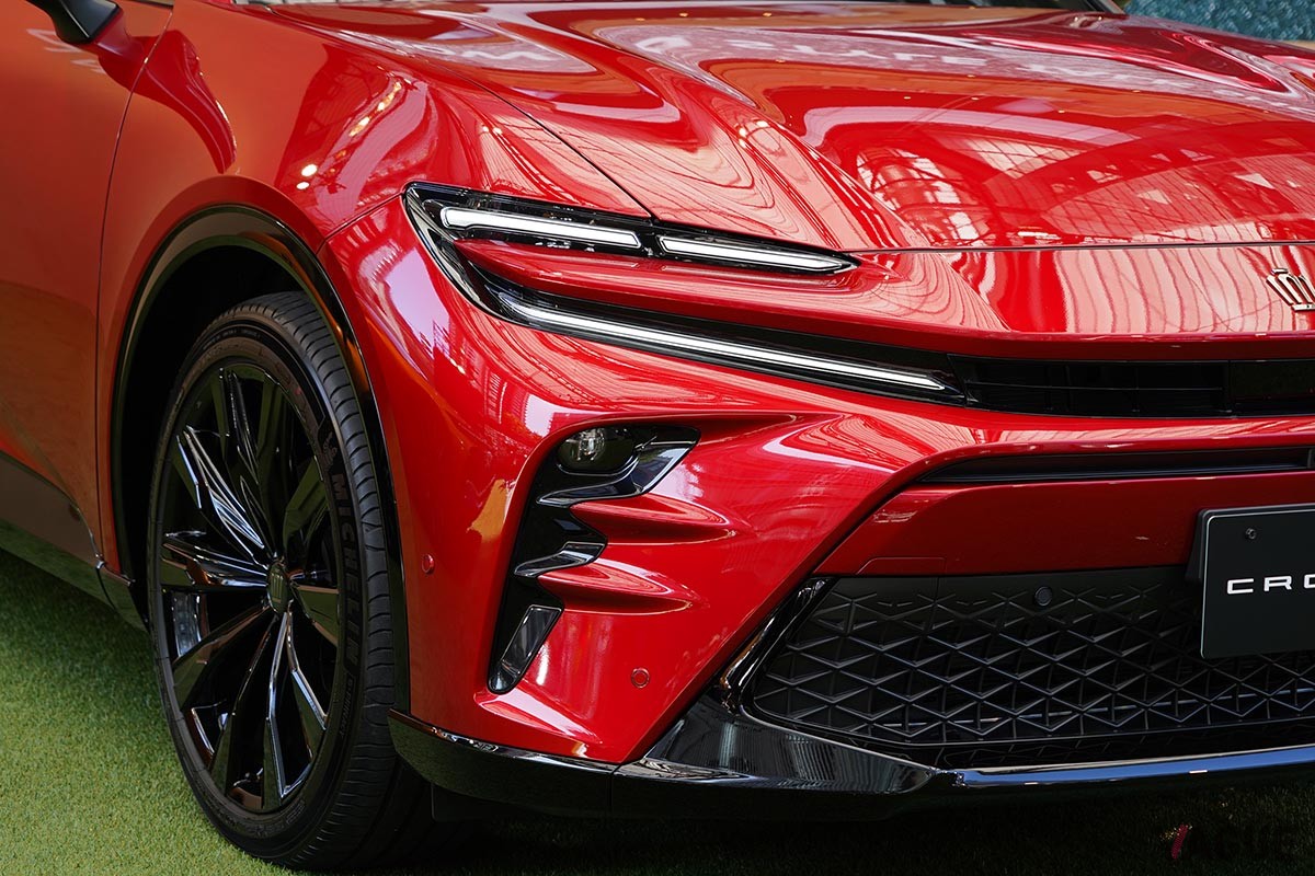 トヨタ新型「クラウン・スポーツ」が待望の受注開始。日本を代表する高級車に“新種”のスポーツSUVが加わった