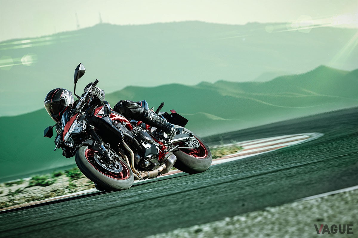 キャンディパーシモンレッド×エボニーの新カラー＆グラフィックを採用したカワサキ「Z900」の2024年モデル