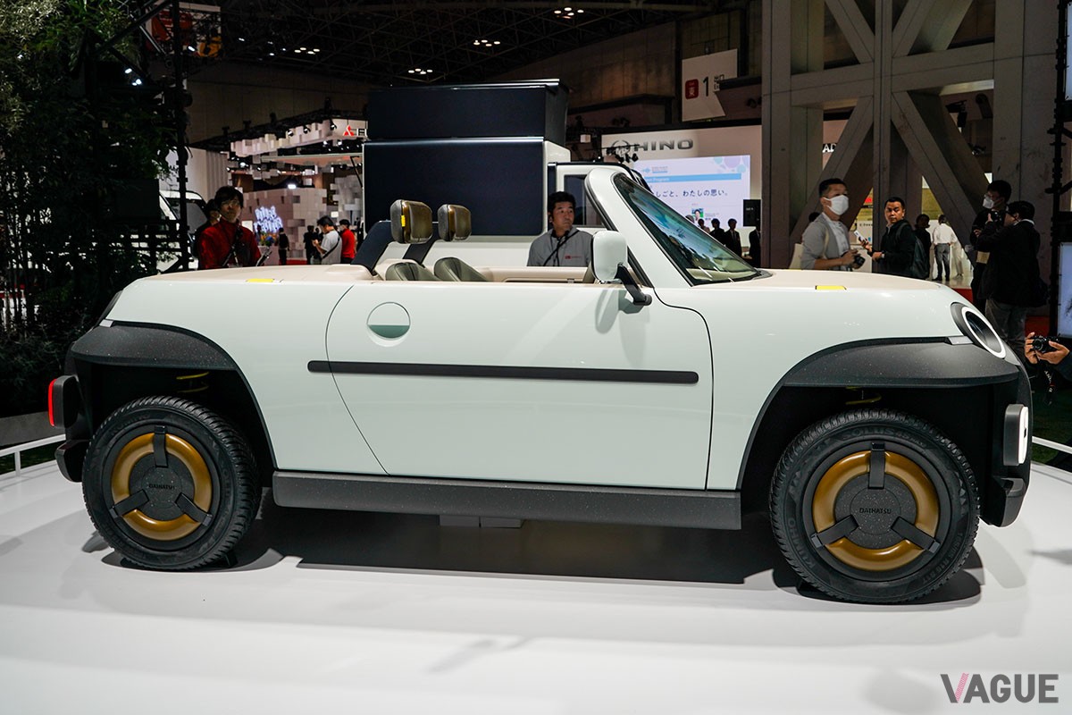ジャパンモビリティショー2023で世界初公開されたダイハツの新発想オープンカー「オサンポ」