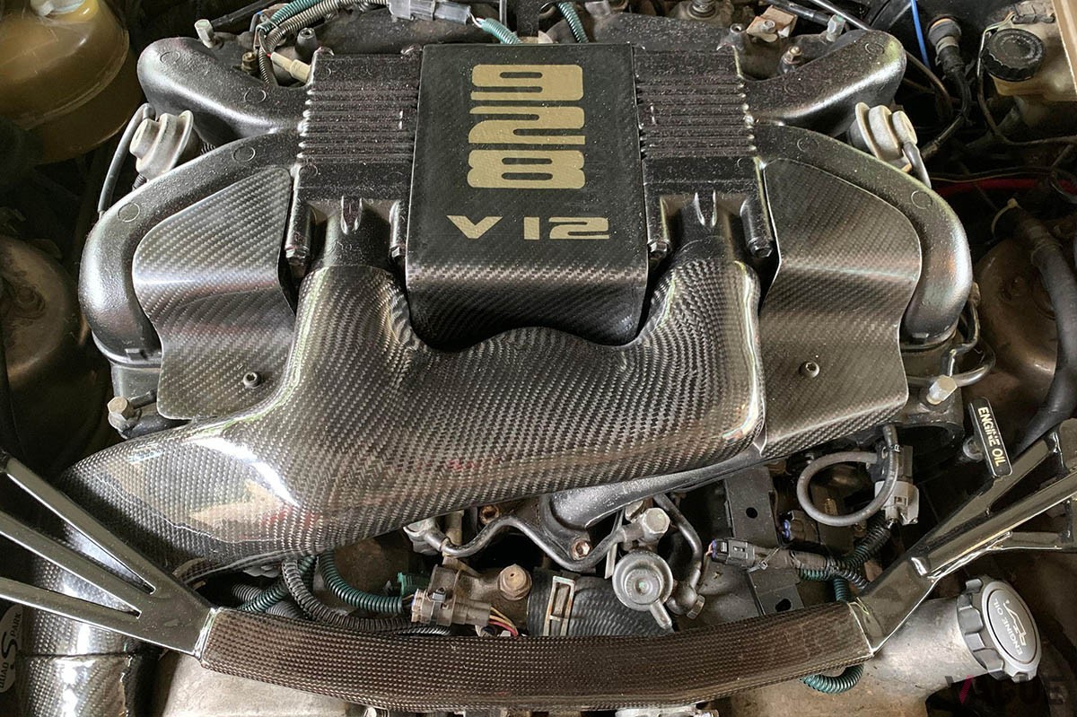 「センチュリー」のエンジンカバーは外されており、オリジナルで“928”と“V12”の文字が刻まれる（C）Cars & Bids