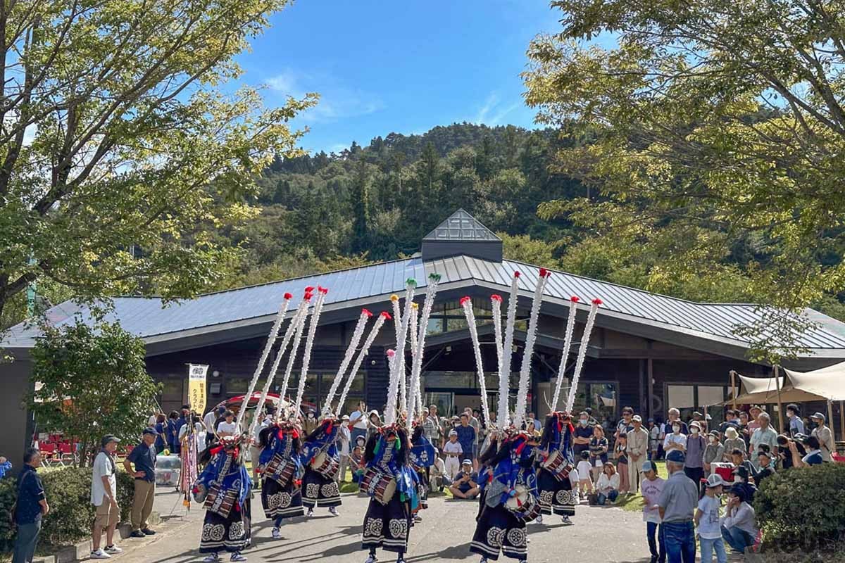 オープン当日は地元岩手の伝統芸能の「鹿踊り」も披露されました