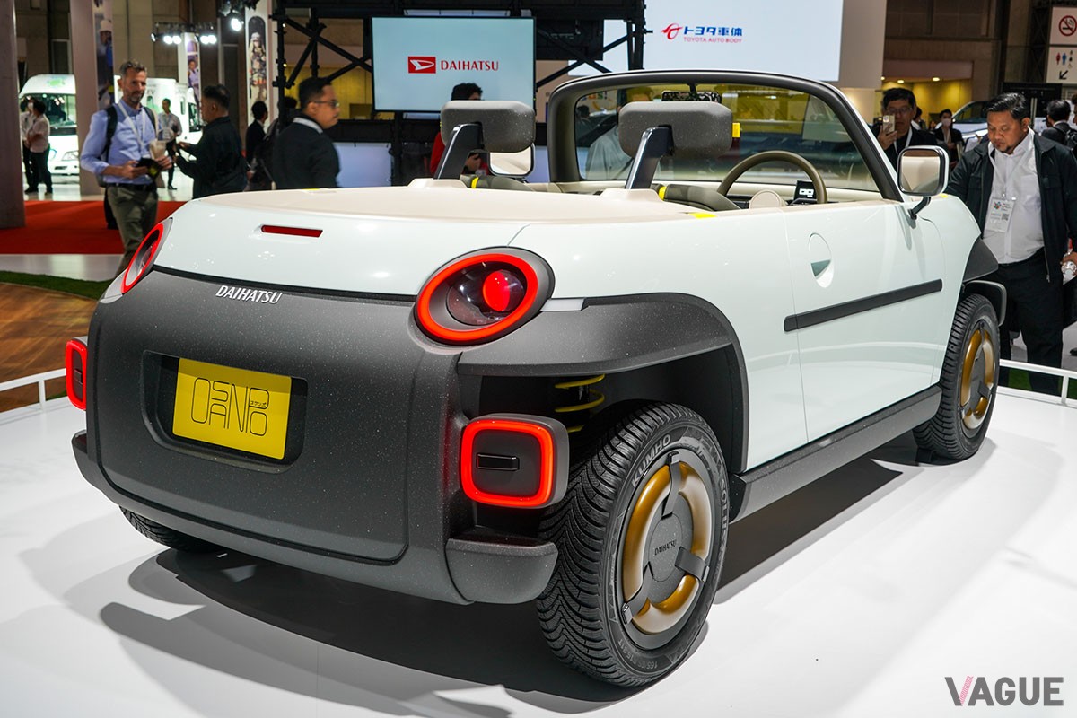 ジャパンモビリティショー2023で世界初公開されたダイハツの新発想オープンカー「オサンポ」