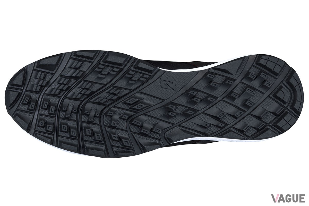 スパイクレスシューズながら優れたグリップ力を誇る「BRIEFING×BRIDGESTONE GOLF LEATHER LOW」。ブリーフィングのアイコニックなデザイン要素である“ウェビングテープ”を各所に使用