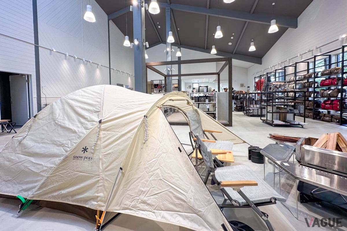 ストア・管理棟には岩手県初となるスノーピークの直営ストアも併設。ギアやアパレルだけでなく、地元の名産品も扱う予定とのこと