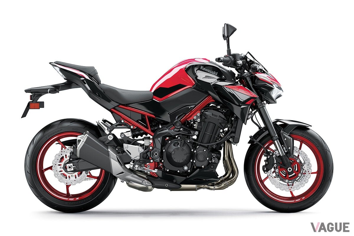 キャンディパーシモンレッド×エボニーの新カラー＆グラフィックを採用したカワサキ「Z900」の2024年モデル