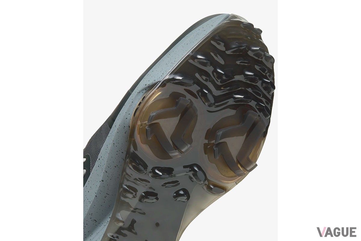 シューレース部を覆うアッパーデザインにより、靴内部への雨水の浸入をしっかり防ぐナイキの新作ゴルフシューズ「エア ズーム インフィニティ ツアー ネクスト％ シールド」