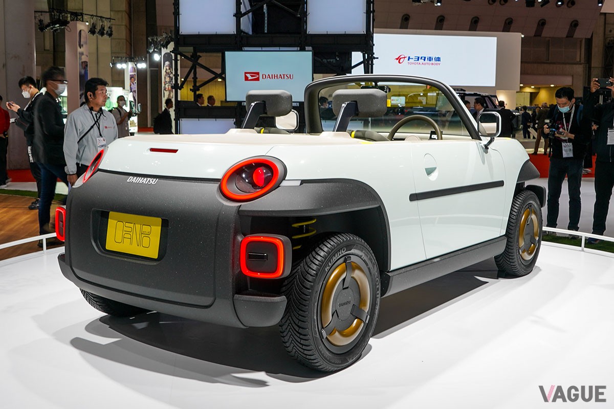 ジャパンモビリティショー2023で世界初公開されたダイハツの新発想オープンカー「オサンポ」