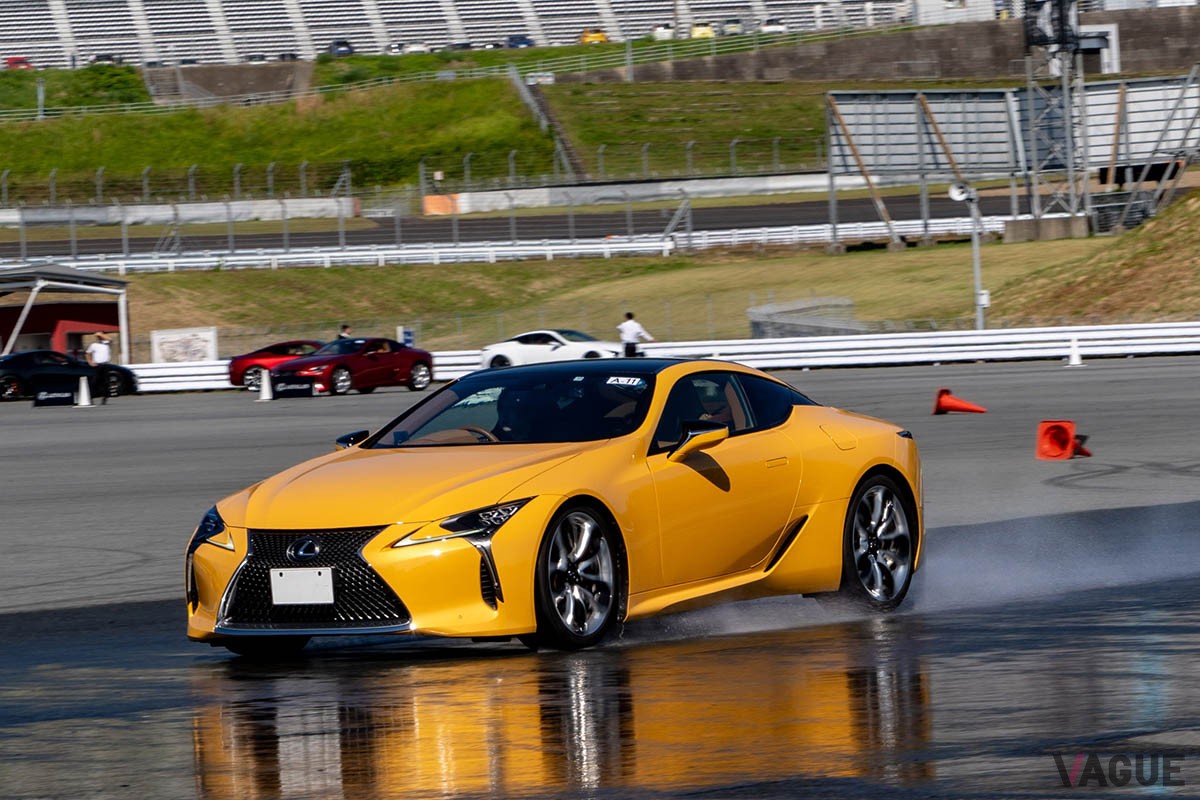 「LEXUS LC Performance Upgrade Package体験試乗会」では、レクサスがKINTO FACTORYを通じて提供するアップグレードサービスによる走りの変化をLCオーナーたちが富士スピードウェイで実際に体験