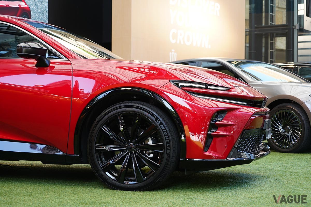 トヨタ新型「クラウン・スポーツ」が待望の受注開始。日本を代表する高級車に“新種”のスポーツSUVが加わった