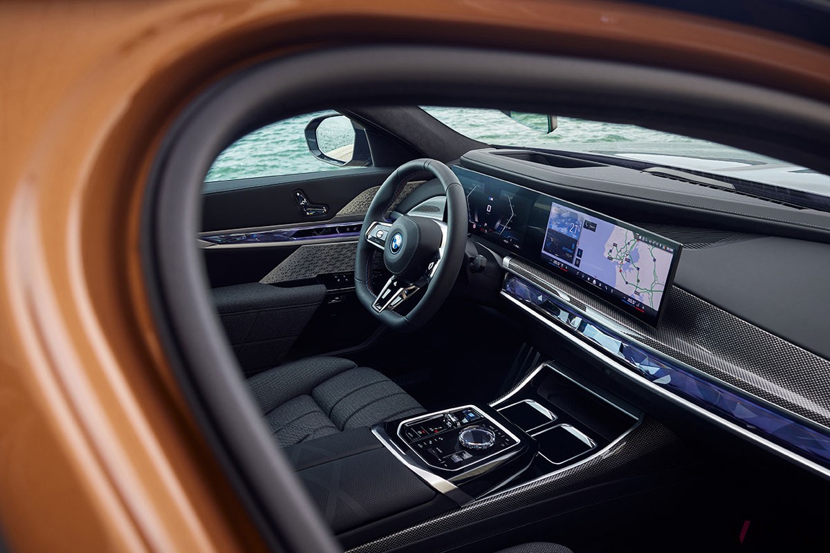 エンジン車のファンさえもその魅力にグラグラしてしまいそうなBMW「i7 M70 xDrive」
