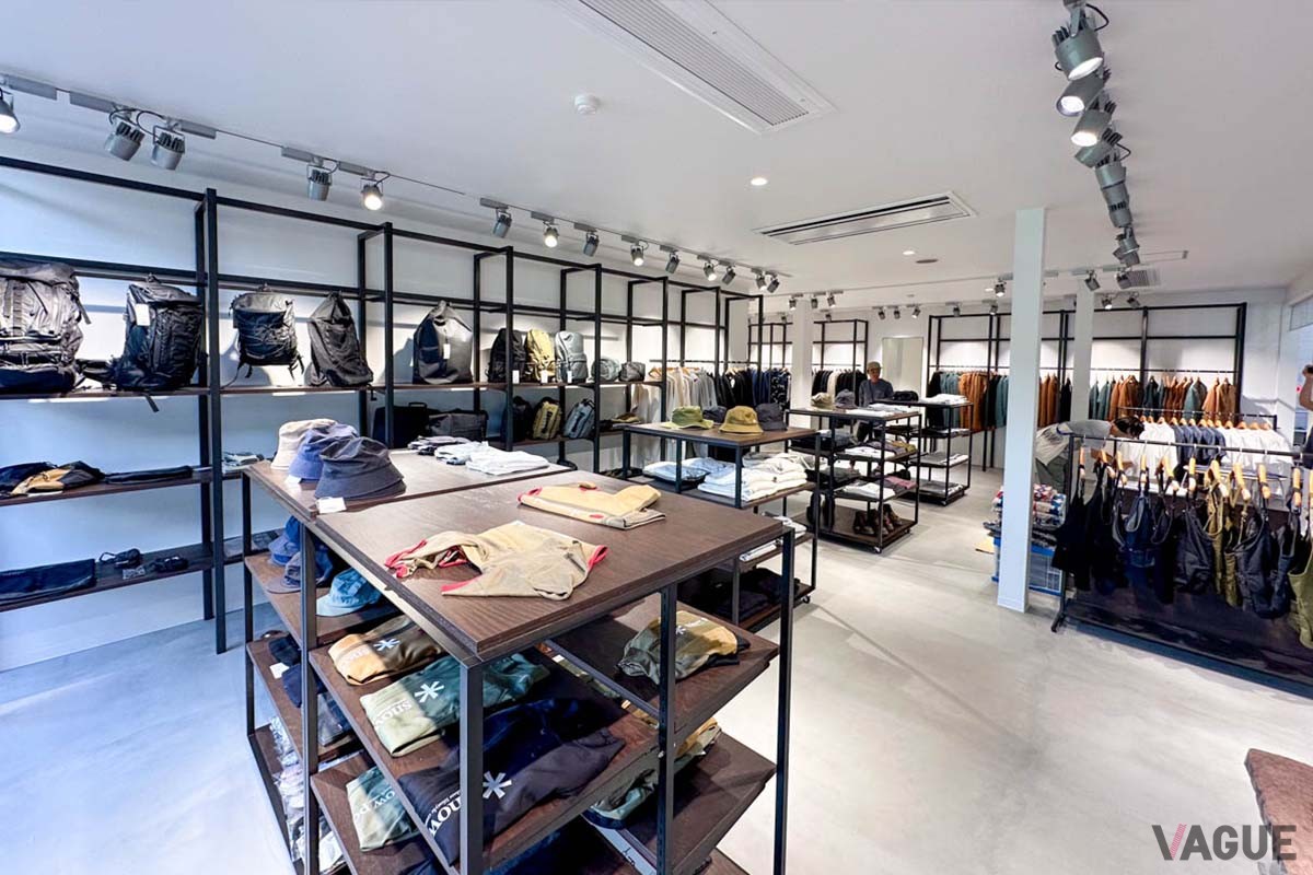 ショップにはスノーピークのアパレルも充実しています