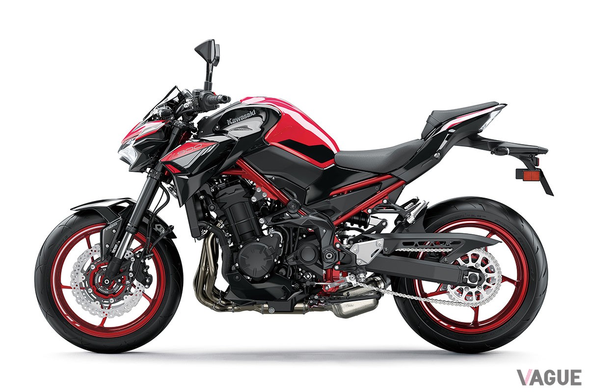 キャンディパーシモンレッド×エボニーの新カラー＆グラフィックを採用したカワサキ「Z900」の2024年モデル