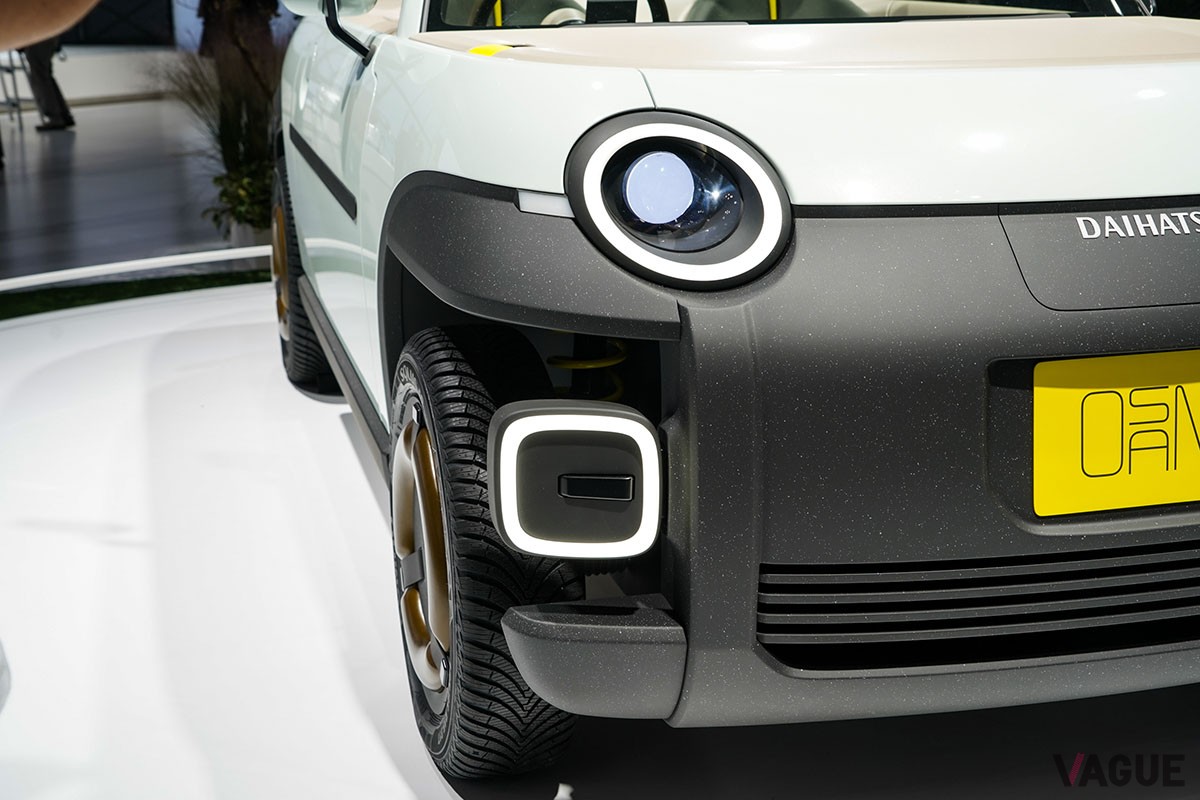 ジャパンモビリティショー2023で世界初公開されたダイハツの新発想オープンカー「オサンポ」