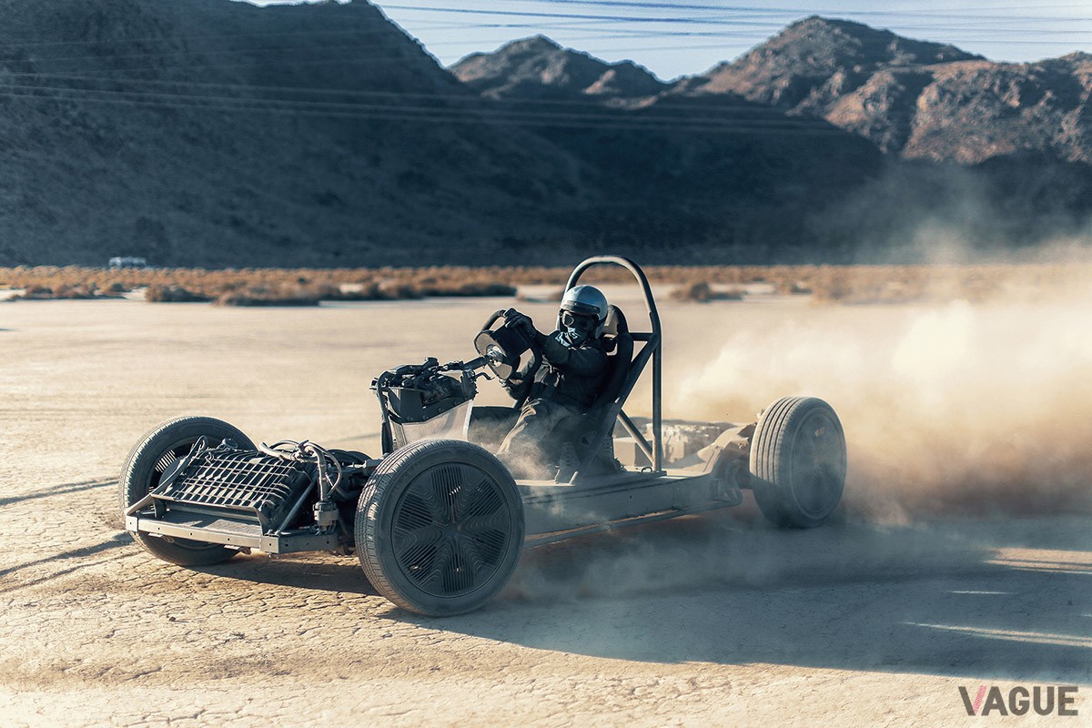 主要コンポーネントは自社開発。バッテリーはパナソニック製が採用される。ブレーキやハンドルにバイワイヤ技術を用いるため、ハンドル位置などは柔軟に対応可能だという（C）CANOO