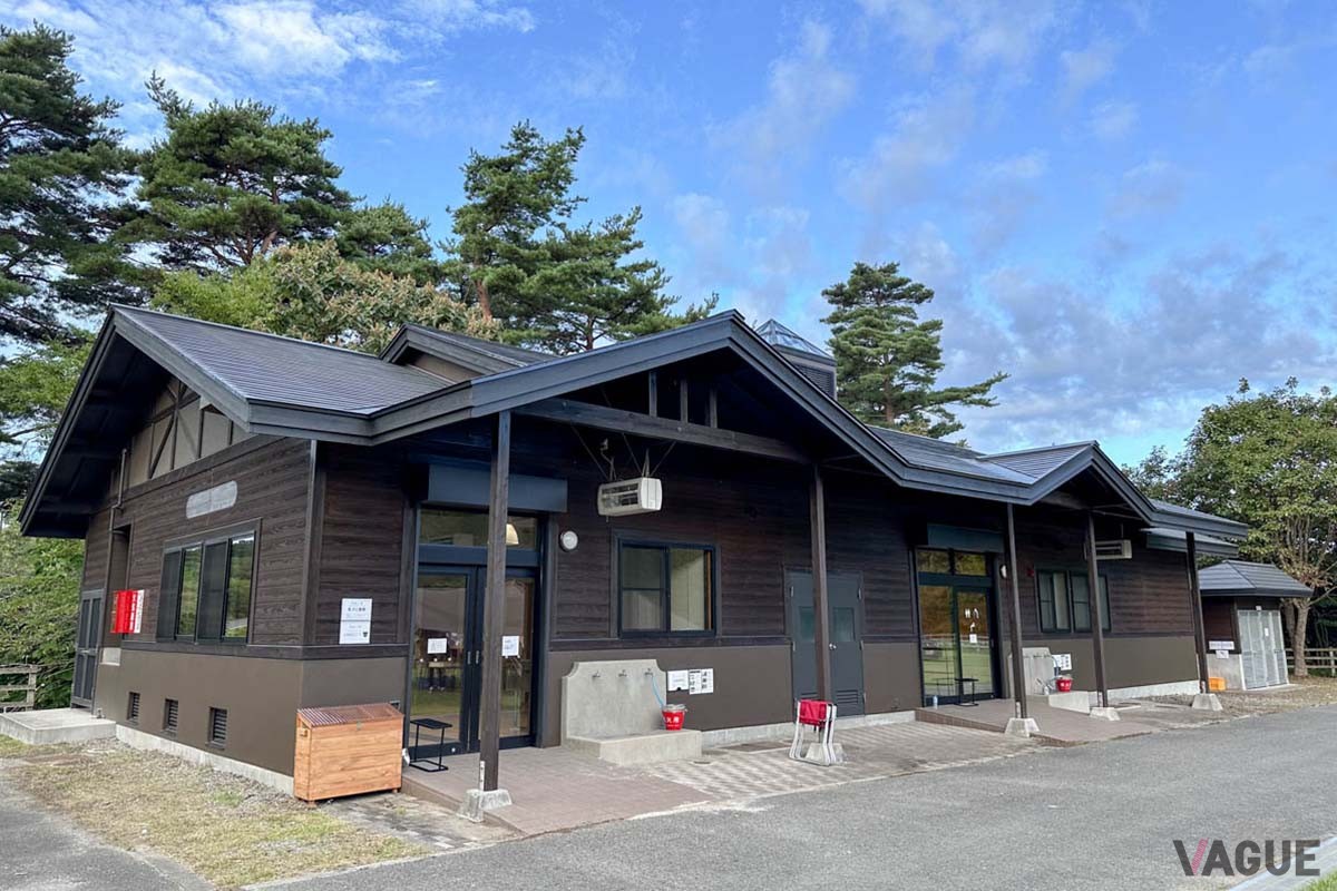 お湯も使える炊事場や、24時間利用できるシャワーやトイレ、自販機が一体となった「サニタリー棟」が各エリアに設置されています