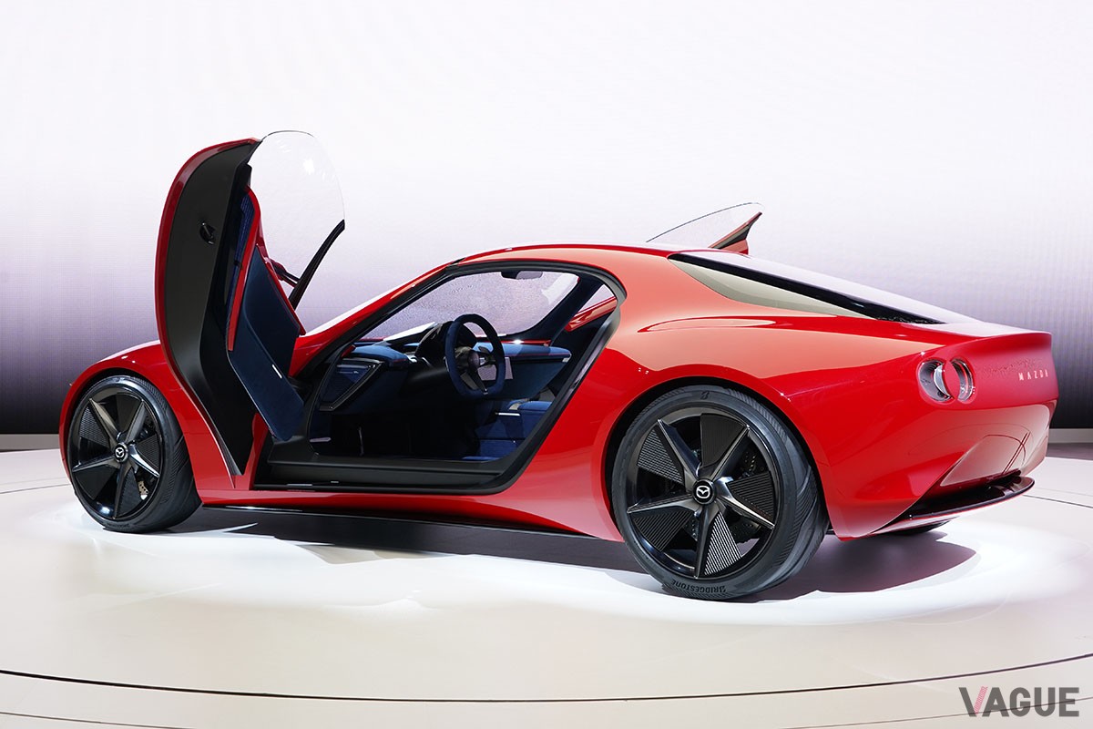 マツダが「ジャパンモビリティショー2023」で世界初公開したコンパクトスポーツカーのコンセプトモデル「MAZDA ICONIC SP」