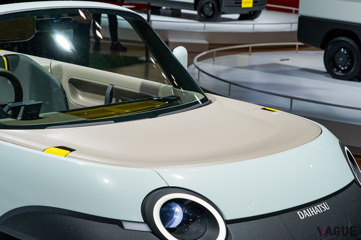ジャパンモビリティショー2023で世界初公開されたダイハツの新発想オープンカー「オサンポ」