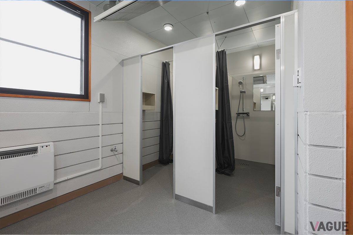 各サニタリー棟には24時間利用可能な男女別のシャワールームを用意。ドライヤーが常備されているのも嬉しいポイントです