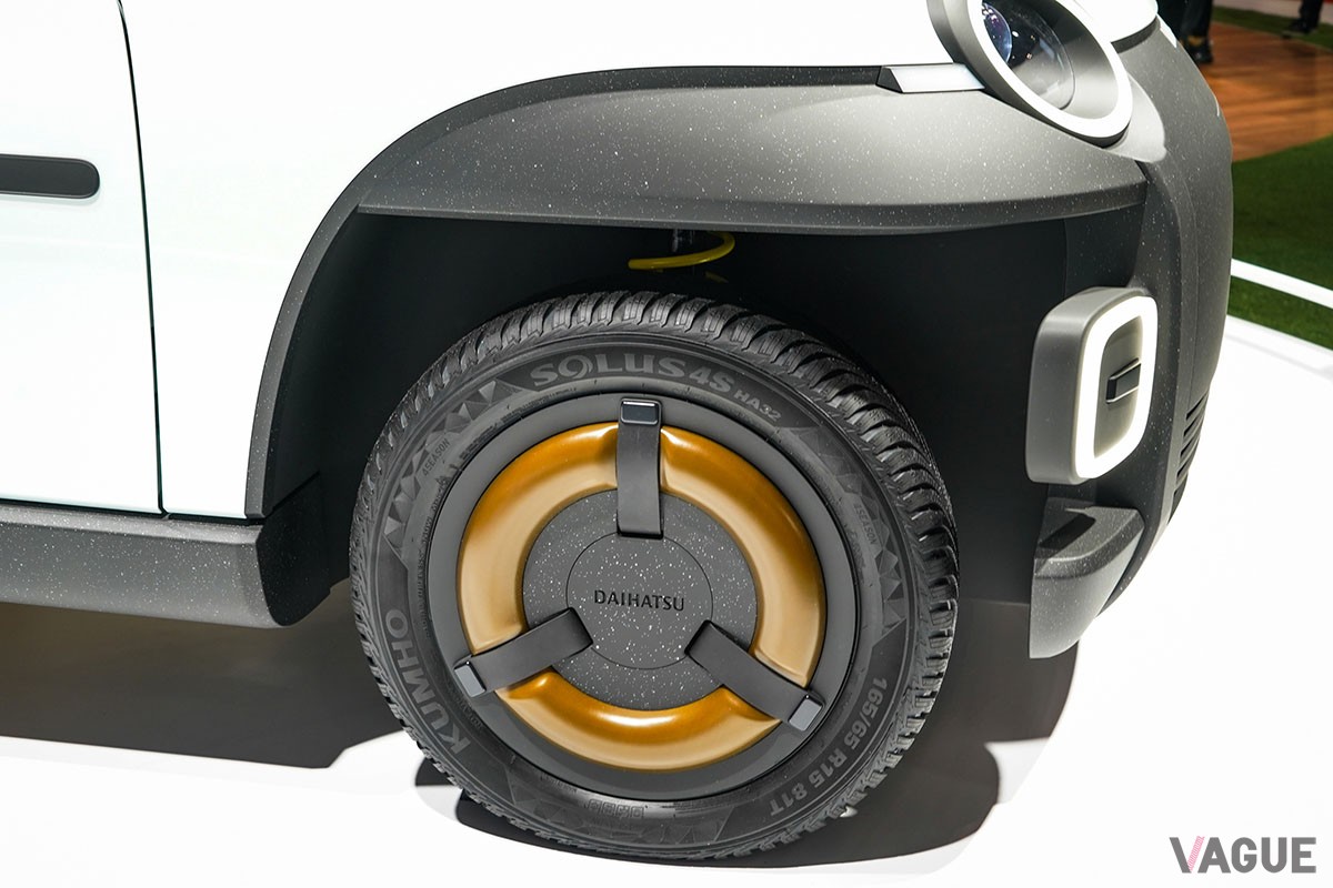 ジャパンモビリティショー2023で世界初公開されたダイハツの新発想オープンカー「オサンポ」