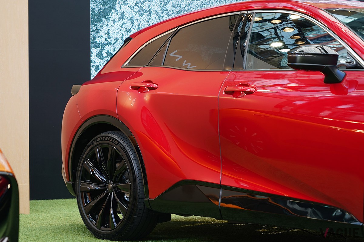 トヨタ新型「クラウン・スポーツ」が待望の受注開始。日本を代表する高級車に“新種”のスポーツSUVが加わった