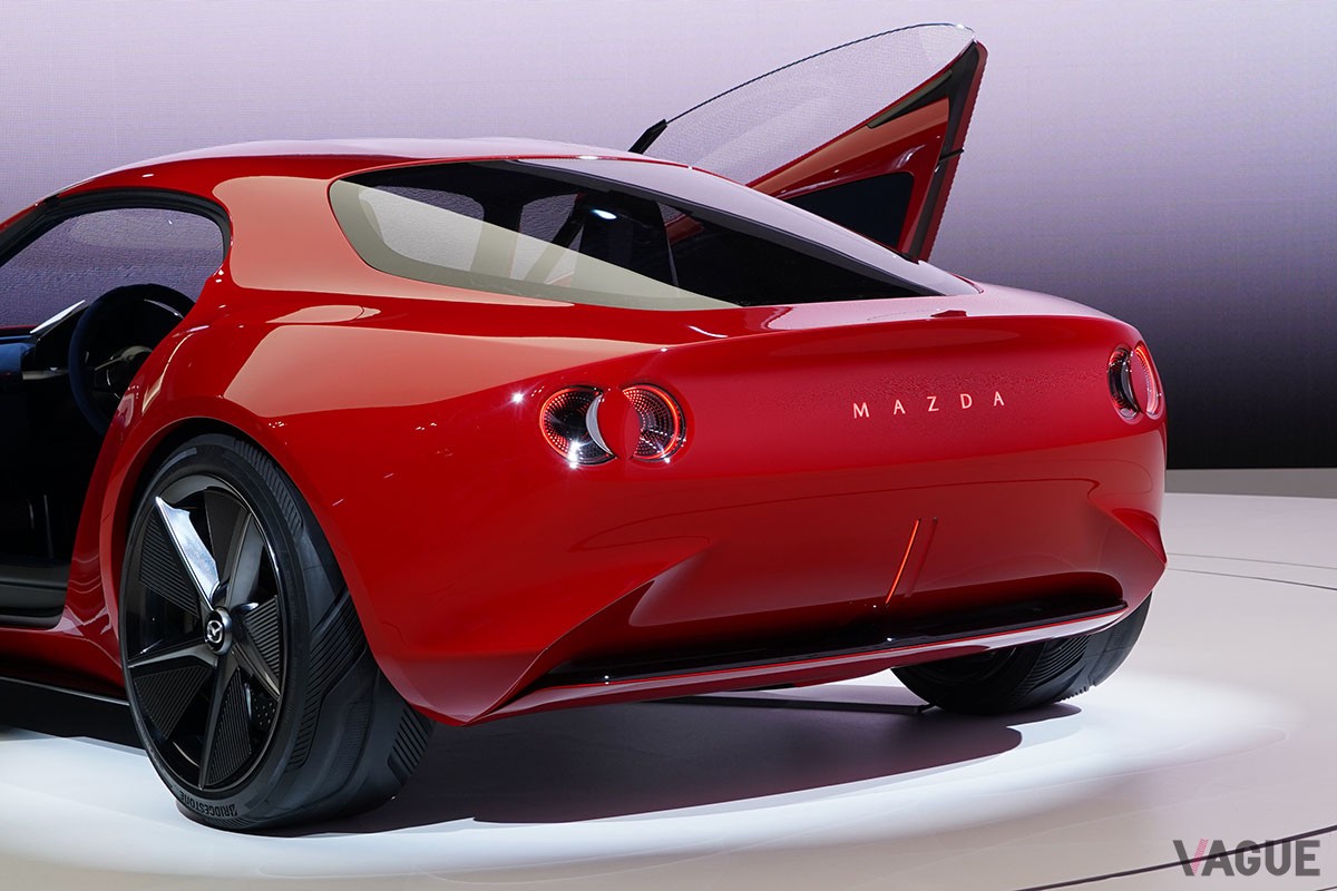 マツダが「ジャパンモビリティショー2023」で世界初公開したコンパクトスポーツカーのコンセプトモデル「MAZDA ICONIC SP」