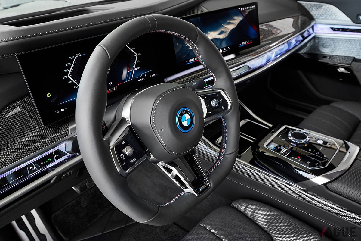 エンジン車のファンさえもその魅力にグラグラしてしまいそうなBMW「i7 M70 xDrive」