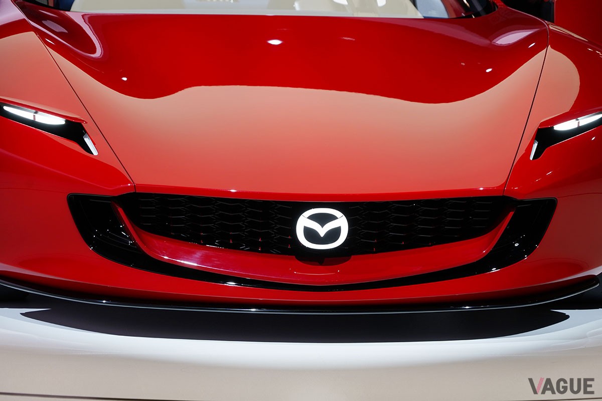 マツダが「ジャパンモビリティショー2023」で世界初公開したコンパクトスポーツカーのコンセプトモデル「MAZDA ICONIC SP」