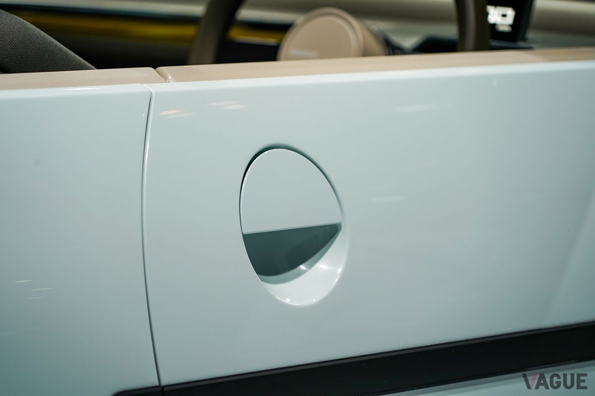 ジャパンモビリティショー2023で世界初公開されたダイハツの新発想オープンカー「オサンポ」