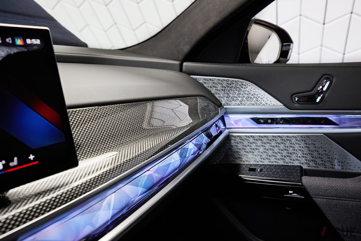 エンジン車のファンさえもその魅力にグラグラしてしまいそうなBMW「i7 M70 xDrive」