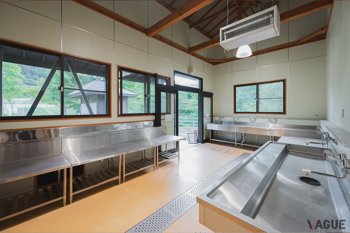 広々としたシンクを備える炊事場もサニタリー棟の中にあります