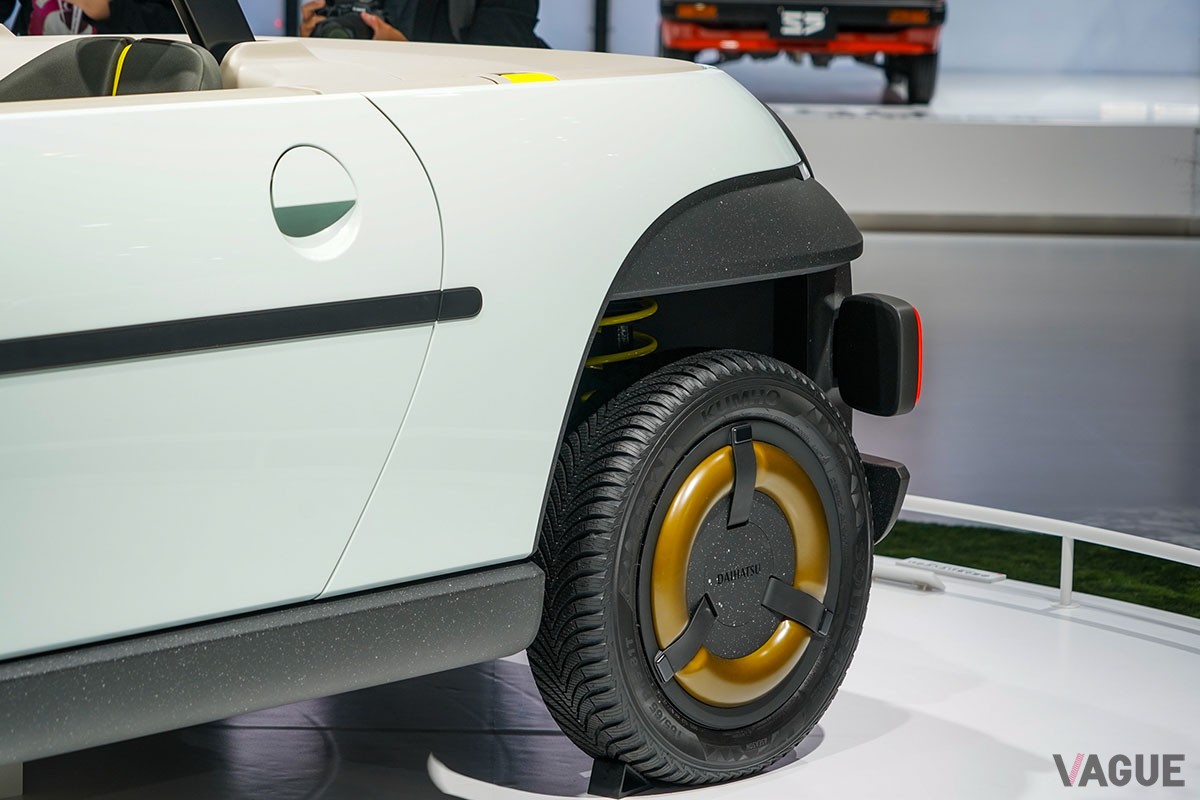 ジャパンモビリティショー2023で世界初公開されたダイハツの新発想オープンカー「オサンポ」