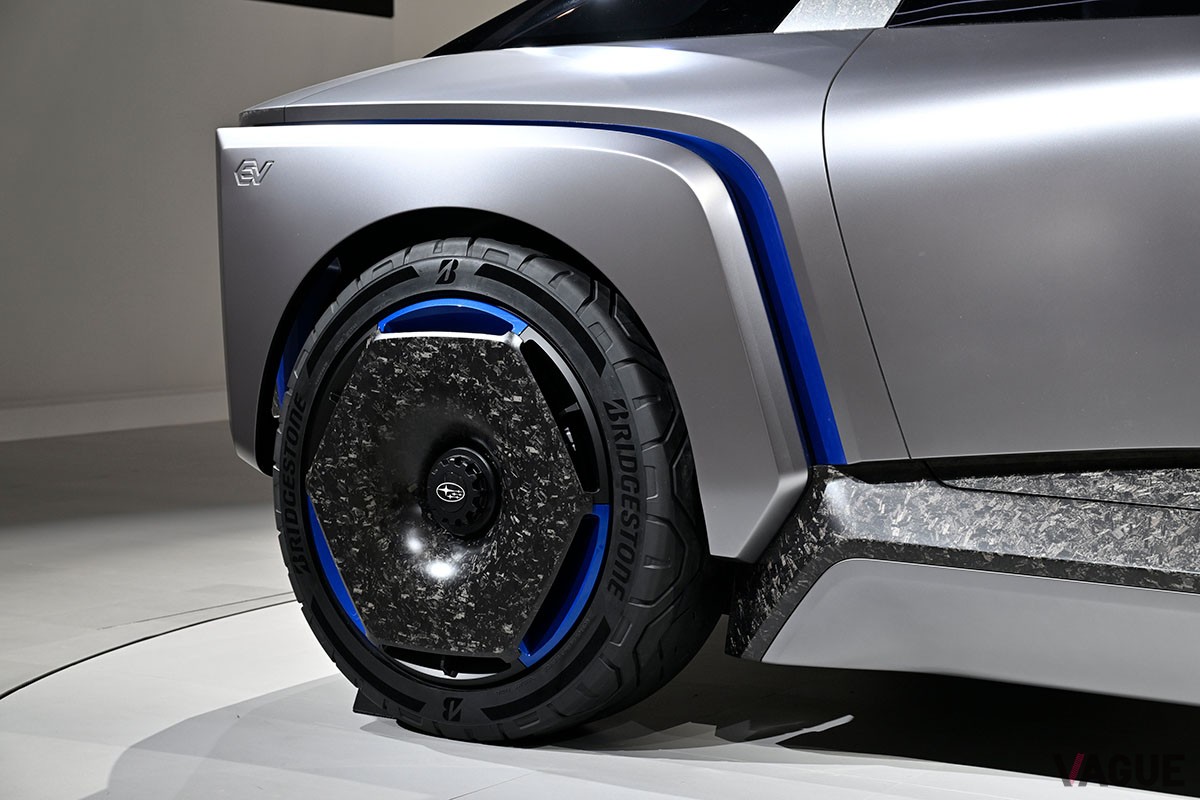 「ジャパンモビリティショー2023」で初公開された未来のスポーツクーペを想起させるスバルのコンセプトカー「スポーツモビリティコンセプト」