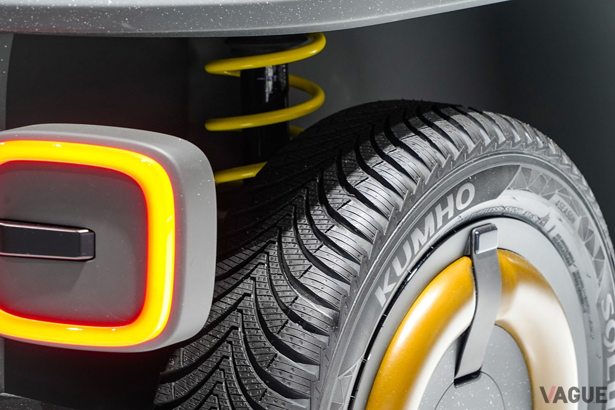 ジャパンモビリティショー2023で世界初公開されたダイハツの新発想オープンカー「オサンポ」