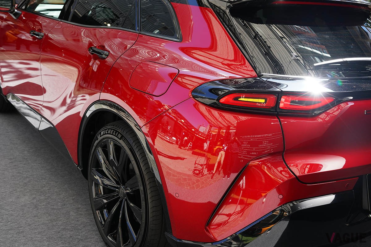 トヨタ新型「クラウン・スポーツ」が待望の受注開始。日本を代表する高級車に“新種”のスポーツSUVが加わった