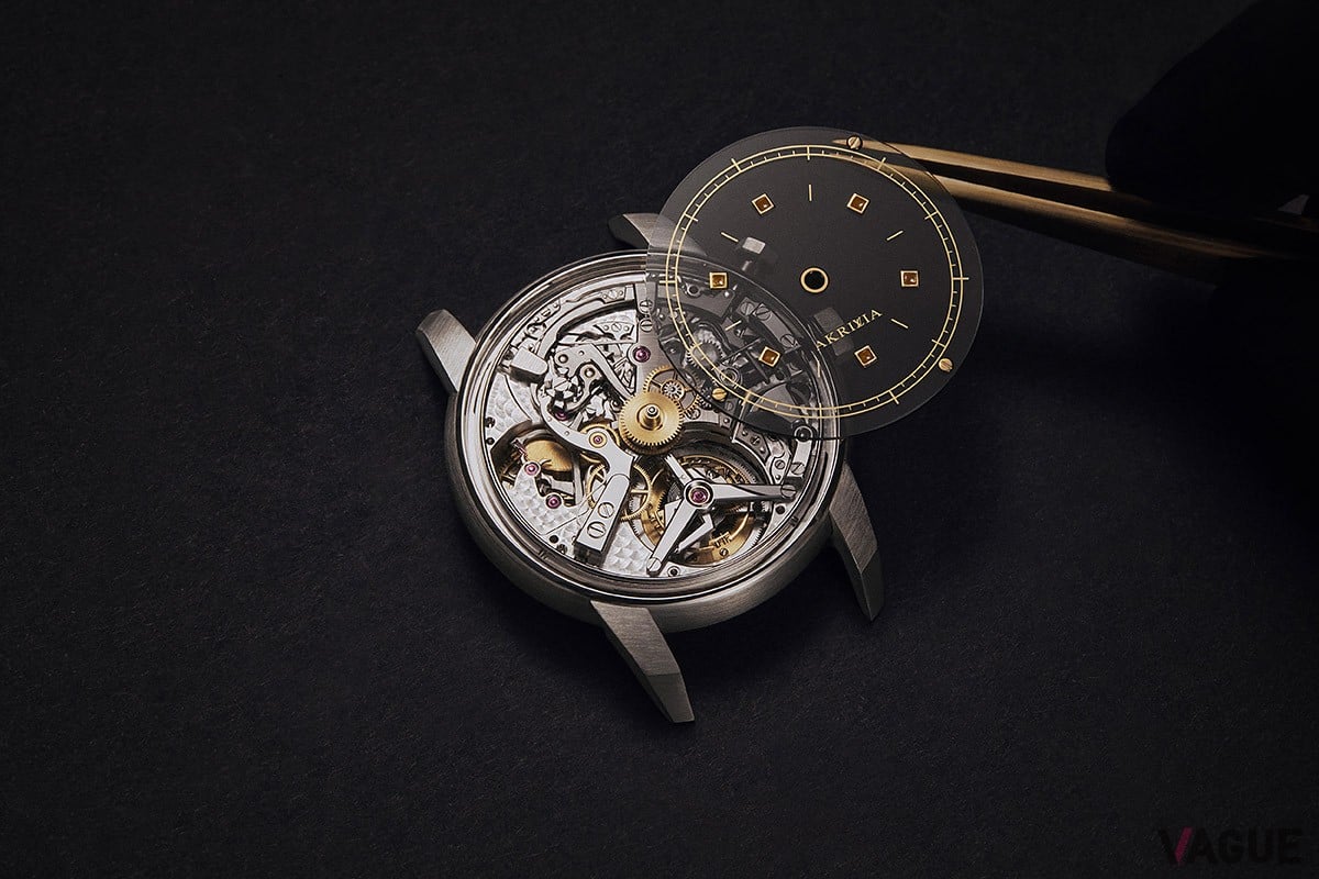 6時位置にはトゥールビヨンが鎮座。壮麗かつ精巧なパーツの装飾仕上げも必見