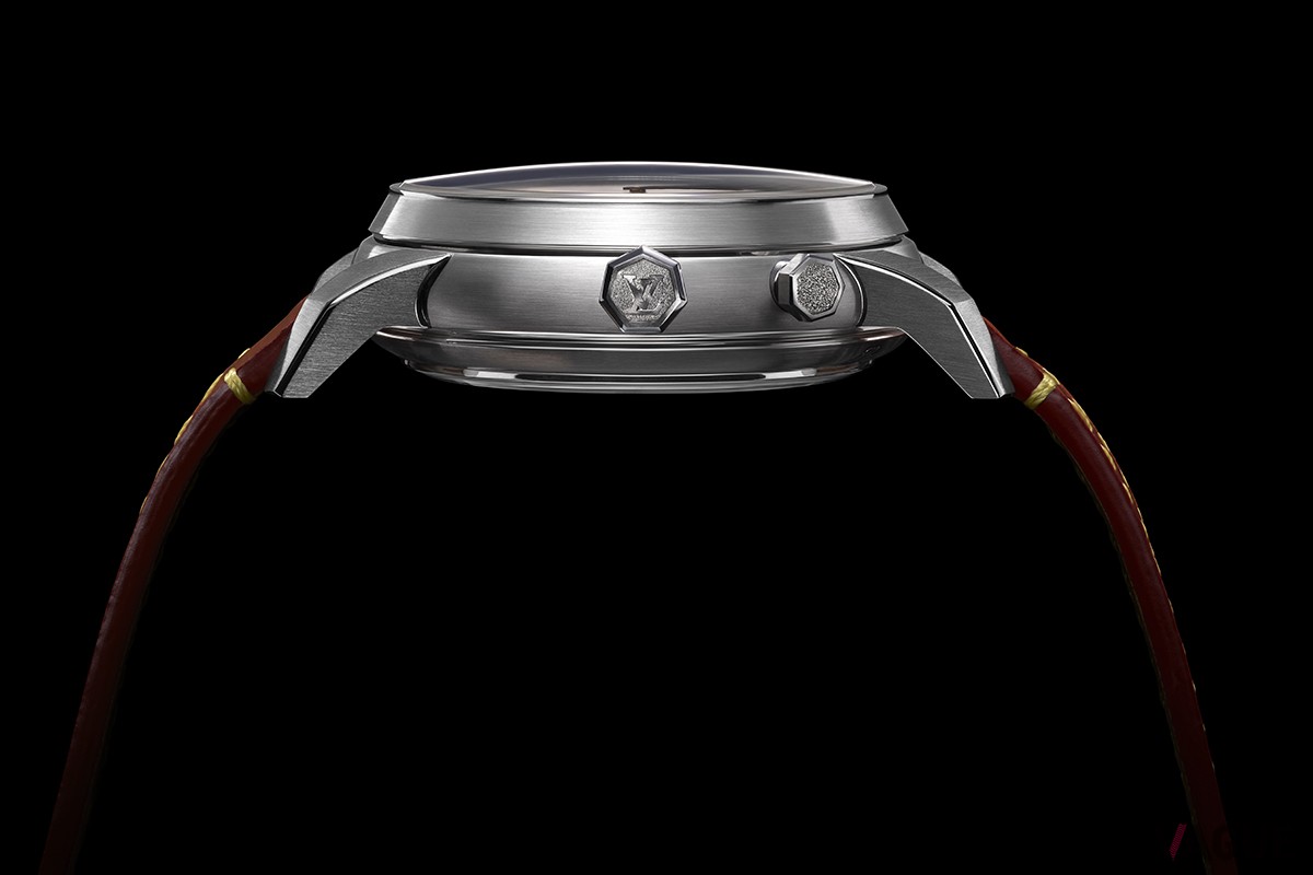 独創的な7角形のりゅうずとプッシャー。緻密な装飾はハンドハンマーで施されたもの