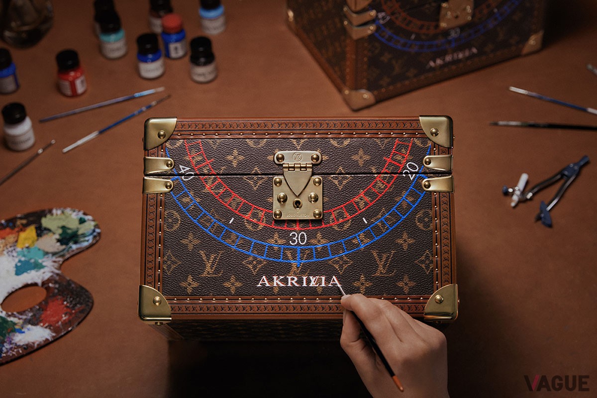 モノグラム・キャンバスにハンドペインティングを加えた特製ハイウォッチメイキング用トランク