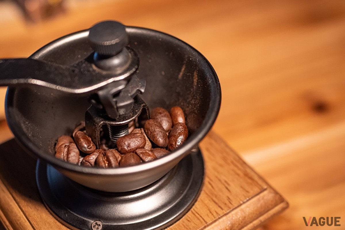豆の場合は「コーヒーミル」を使い好きな大きさの粉にする