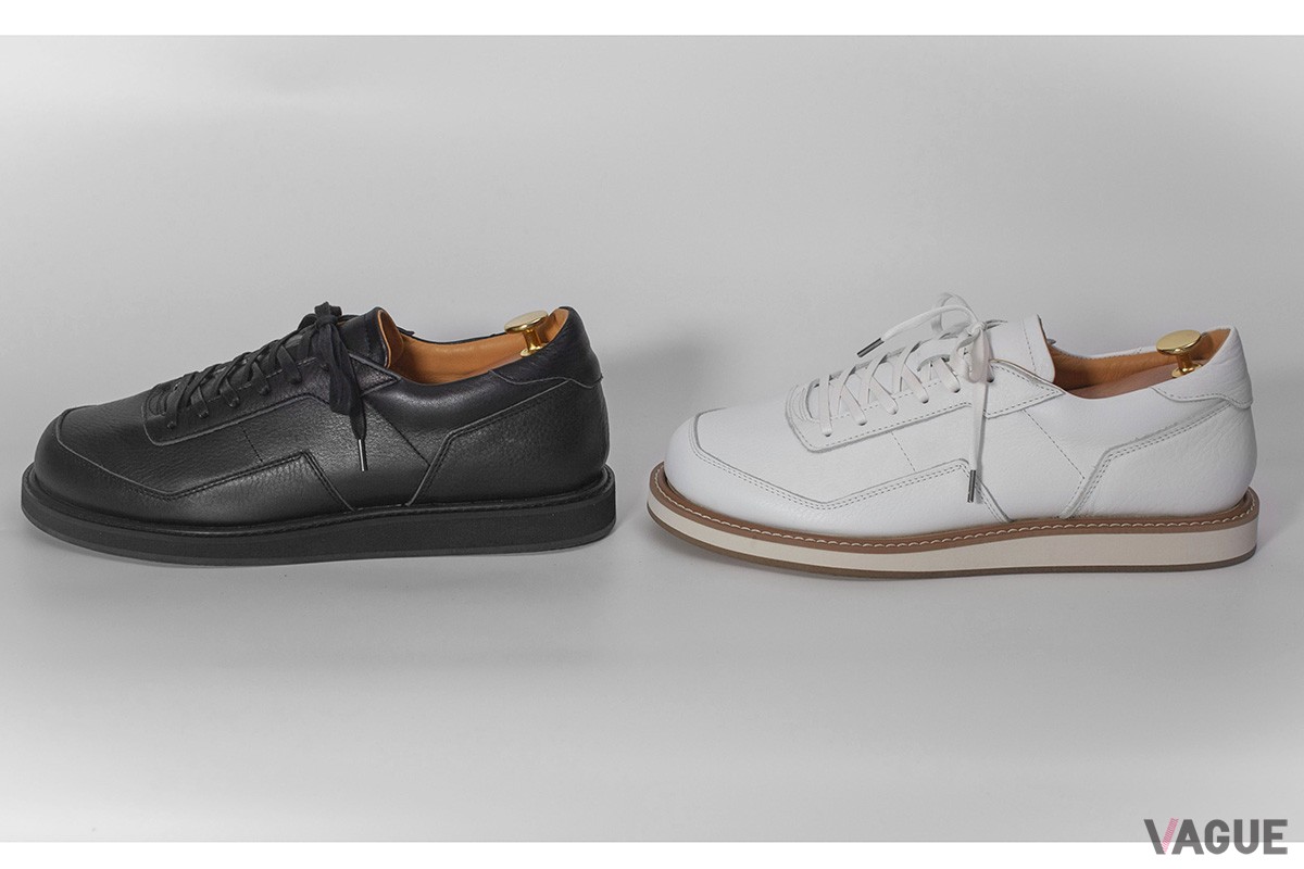 ランニングシューズなどではポピュラーな有機的な曲線のラインをあえて排除。直線・平行といった工業的なテイストを取り入れたデザイン