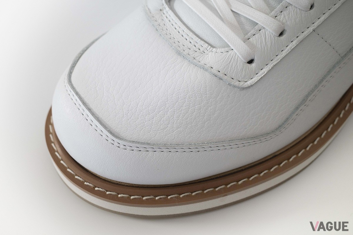 アッパーでは厚口の牛革を使用。うっすらと浮かぶシボ（シュリンク）はレザーならではの楽しみ