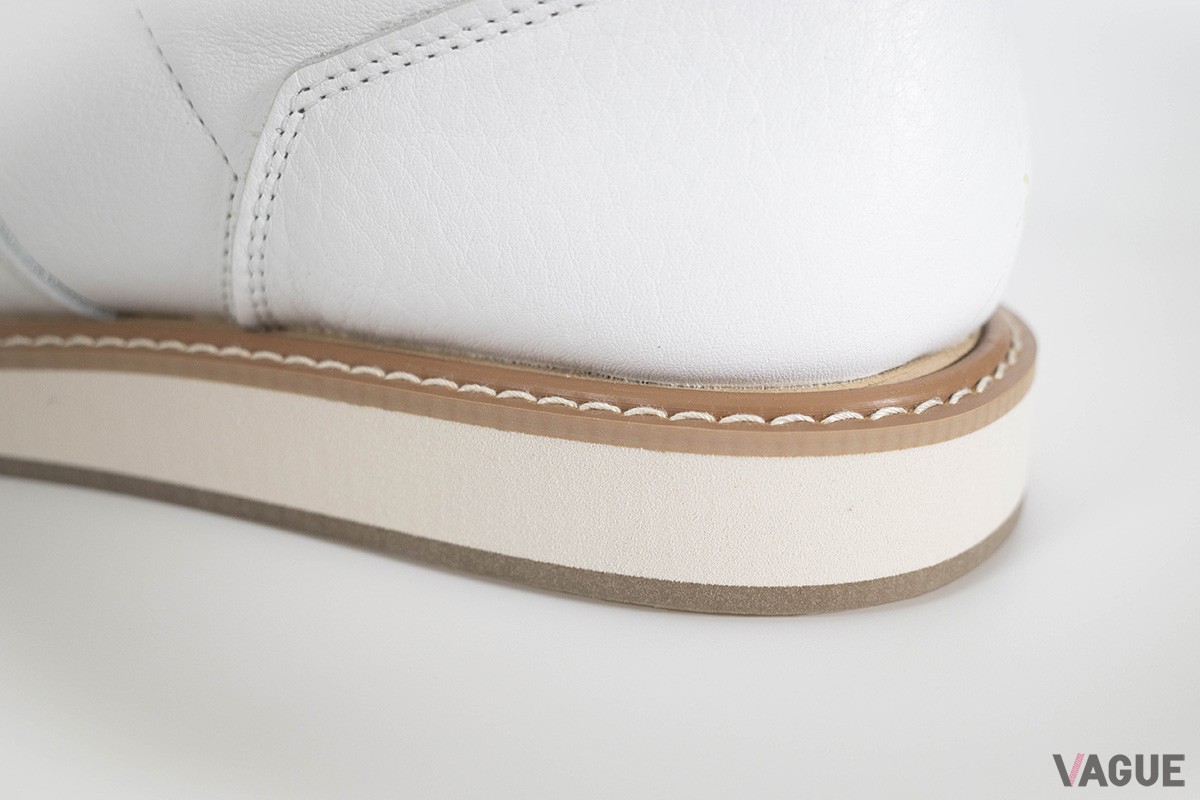 アイナカが見えないよう独自開発されたソールユニットがデザイン上の美しさにも貢献